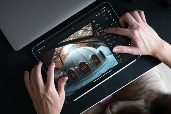 Lightroom 手機版 RAW 後製流程:完整步驟教學 Hands editing architectural photo on tablet using Lightroom app