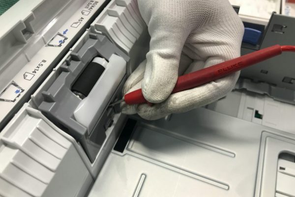 手機連印表機失敗?Wi‑Fi Direct與驅動設定快速修復指南(今年最新) A gloved hand fixes a printer using a red precision tool, showcasing maintenance skills.