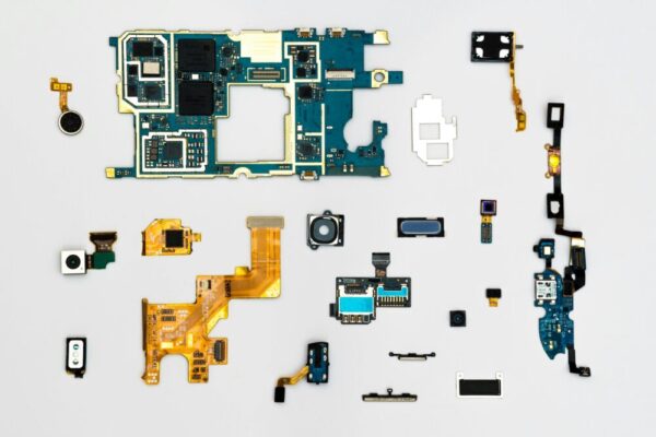 vivo iQOO Neo9 評測:遊戲效能與溫控 全面解析(游戏性能与温控) Exploded view of smartphone components showcasing intricate technological design.