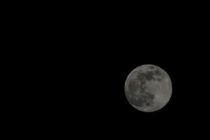 月亮與夜空的對比