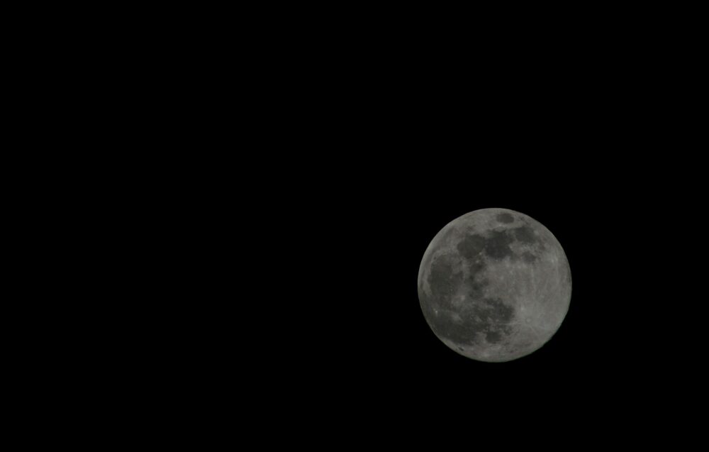月亮與夜空的對比