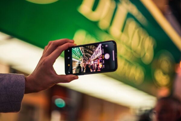 Pixel 9 與 iPhone 16 夜景、人像、錄影比較(Pixel 9 与 iPhone 16 夜景、人像、录影对比) 夜景拍攝示意