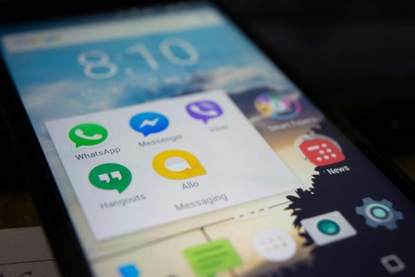 WhatsApp 聊天紀錄轉移與備份:Google Drive、iCloud 手機教學(今年最新) Smartphone screen showing various messaging apps like WhatsApp and Messenger.
