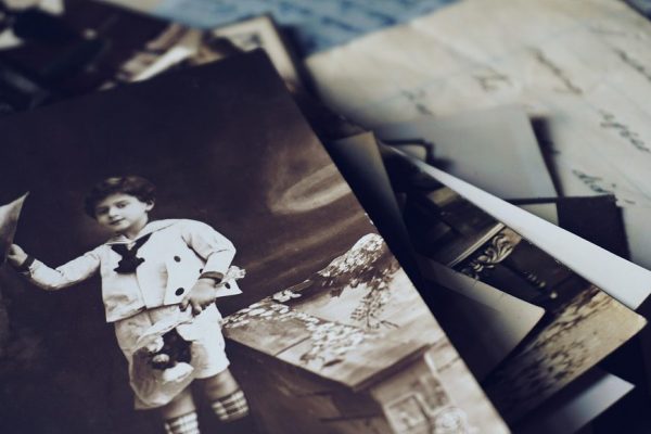 老照片掃描修復備份全流程:用手機應用輕鬆上手 A nostalgic close-up of vintage photos and letters revealing memories from the past.