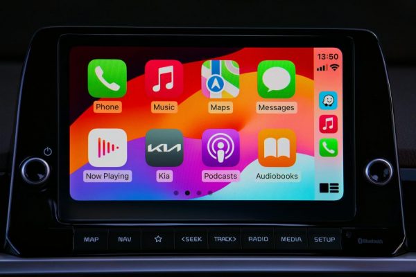 手機連不上車用藍牙?CarPlay 與 Android Auto 相容及權限檢查指南 Close-up of a car