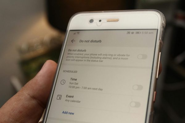 手機來電鈴聲不響震動失效:情境模式排查指南 Close-up of a smartphone displaying