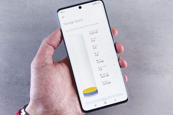 手機儲存空間管理必備:如何透過卸載未使用 App 快速釋放空間與維持效能 Hand holding smartphone displaying storage space usage with a clean interface