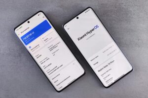 ROG Phone 8 與 RedMagic 9 對比:螢幕、效能與續航全方位解析 comparison of two smartphones showing Realme UI and Xiaomi HyperOS interfaces on their screens