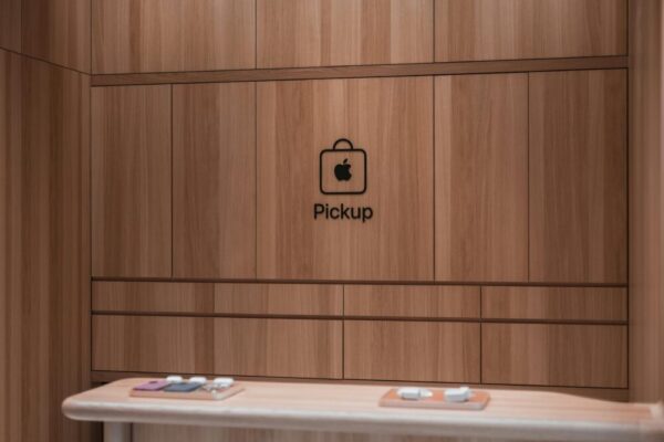 iPhone 16 台灣香港新加坡馬來西亞價格與哪裡買(iPhone 16 台湾香港新加坡马来西亚价格与哪里买) Modern Apple store pickup counter featuring a sleek wooden interior design