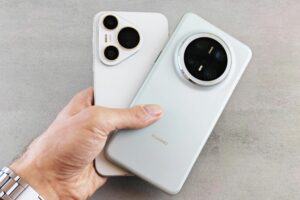 Galaxy S24 與 Pixel 9 相機對比:演算法與夜景細節誰更出色(Galaxy S24 与 Pixel 9 相机对比:算法与夜景细节) Close-up of a hand holding two modern smartphones, showcasing their sleek design.