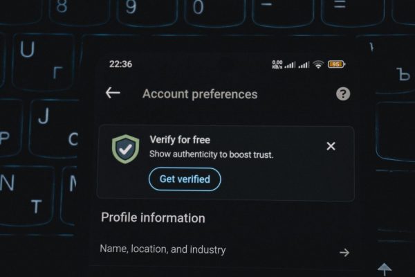 手機簡訊收不到驗證碼,收件設定與防騷擾清單完整指南(Android與iPhone適用) Close-up of a smartphone screen displaying account verification alert. Ideal for security and authenticity themes.