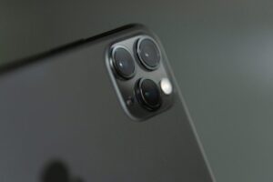 Galaxy S24 Ultra 長焦實拍與月亮拍攝技巧(长焦/拍摄) Detailed close-up of triple-camera system on a smartphone, showcasing modern technology.