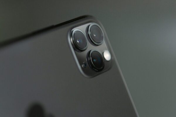 Galaxy S24 Ultra 長焦實拍與月亮拍攝技巧(长焦/拍摄) Detailed close-up of triple-camera system on a smartphone, showcasing modern technology.