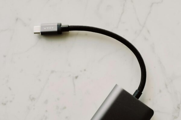 PD 快充線材差在哪:E‑Marker 與功率辨識的實務要點與購買指南 A braided USB-C cable resting on a light surface