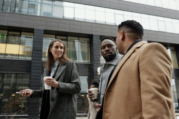 低成本網路賺錢引流術:社團、論壇、Quora與Reddit操作指南 A group of diverse professionals discussing business during a coffee break outdoors.