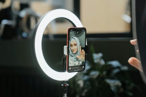 Redmi Note 13 Pro 拍照實測:光線不足場景的夜景成像與低光表現 (夜景拍摄、照片成像、低光摄影) 夜景室內手機拍攝示意圖