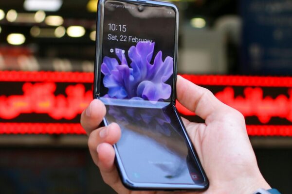 Galaxy Z Flip 6 評測:外螢幕實用度與自拍表現全面解析(Galaxy Z Flip 6 评测 外屏 实用 自拍) 外螢幕日常場景示意