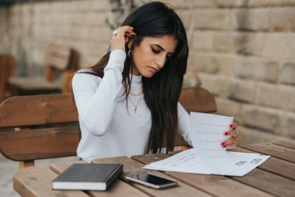 Pixel 更新年限與安全修補全解:支援機型名單與今年要點(更新) focused young woman reviewing schedule outdoors with notebook and smartphone