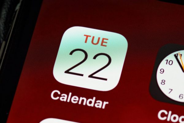 手機行事曆不顯示或重複怎麼辦:帳號與訂閱管理指南 Detailed close-up of an iPhone home screen focused on the calendar app icon.