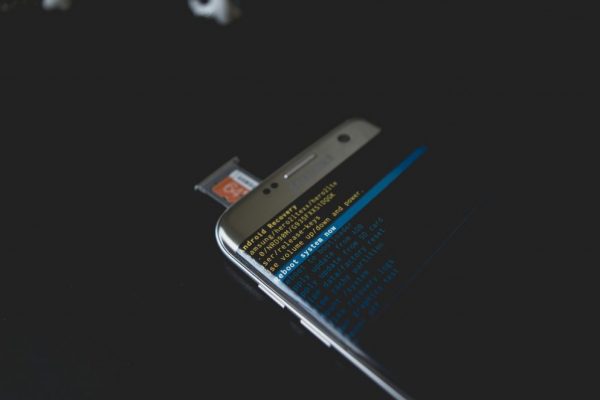 手機死機只顯示 Logo:系統修復步驟與資料備份指南 Close-up of a smartphone displaying Android recovery mode with an SD card inserted.