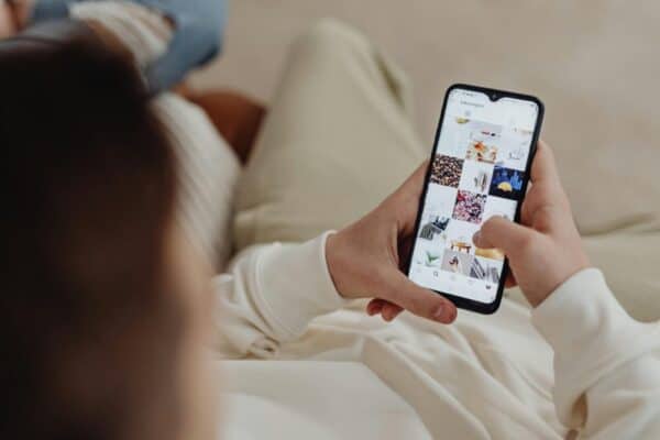IG、TikTok 還是 Threads?社群新手入門比較與選擇指南(今年最新) IPro+ 知識酷手機瀏覽圖片,展示多樣化的藝術品和設計作品,融合創意與科技,提升用戶視覺體驗與數位內容管理能力.