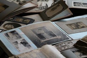 大量照片整理工作流:月度歸檔法實用指南 Explore vintage family photo albums filled with black and white photographs, capturing timeless memories.