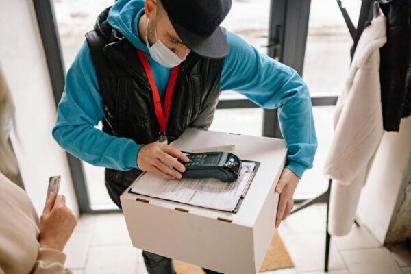 電商物流金流怎麼選?台灣最常見配送選項比較 Delivery worker handling package