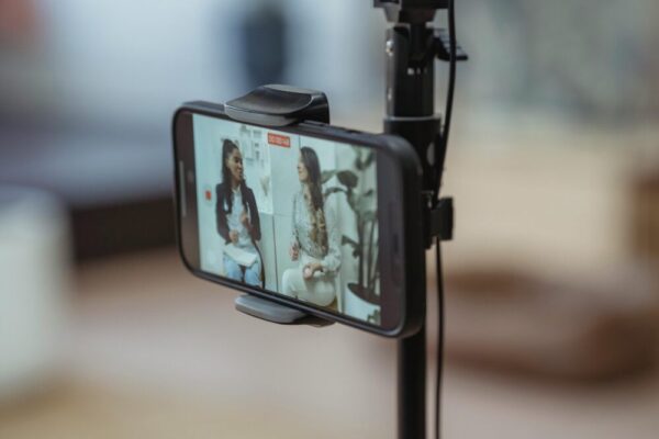 iPhone 16 拍片設定指南:4K、HDR、杜比視界與穩定畫面全解(4K视频、HDR 高动态范围、杜比视界、稳定、手机拍摄) image