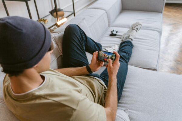 1.5 萬內遊戲順暢手機推薦:效能、散熱與電力管理的平衡之道 適合中階手機的遊戲場景