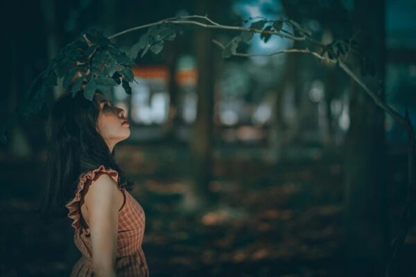 vivo 手機拍照技巧全解:人像、街拍、長曝與夜景實戰指南(含基礎設定與最佳實務) A captivating portrait of a woman in a serene forest setting, embracing nature