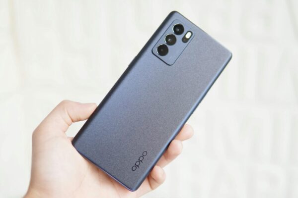 OPPO Reno11 評測:中高階拍照與手感全面解析 (Reno11 拍照能力 夜景 手感設計 價值 價格) 近拍手機外觀與材質