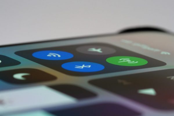 手機耳機雜音單邊沒聲怎麼解?接點清潔與編碼設定實作指南 Detailed view of a smartphone control center showing wireless icons, perfect for tech-related topics.