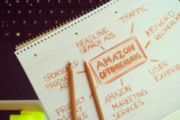 電商網站需要 SEO 嗎?掌握這些排名關鍵衝高流量 Visual representation of Amazon optimization techniques with handwritten notes and pencils.