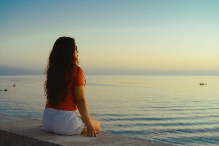 越南Bình Thuận 海灘上的女人凝視著日落。寧靜的夏日之夜。