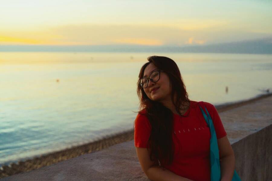 越南平順省海邊的寧靜時刻，一位女士正在欣賞日落。