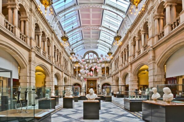 探索藝術蘇格蘭畫廊令人驚嘆的內部裝飾，展示古典雕塑和建築之美。