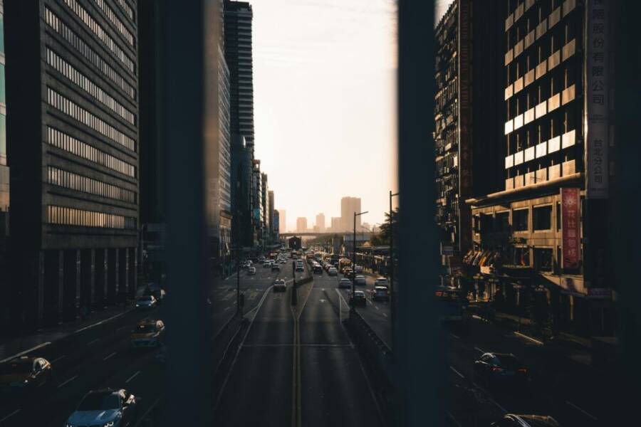 建築, 公共汽車, 汽車的免費圖庫相片