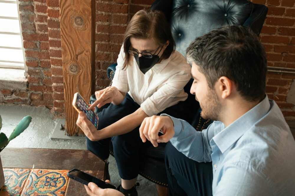 擁有智能手機的白襯衫的男人