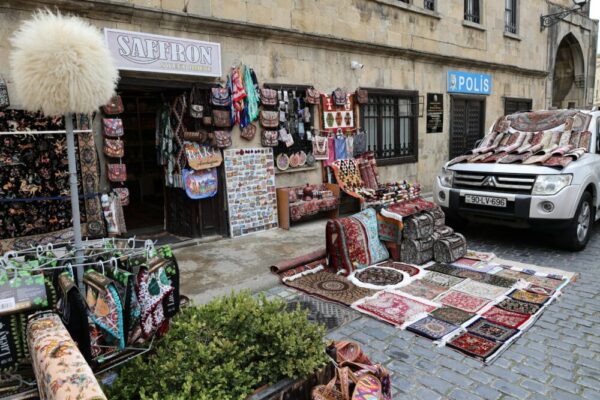 巴庫歷史街區一家充滿活力的商店，出售精美的壁紙，展現阿塞拜疆文化。