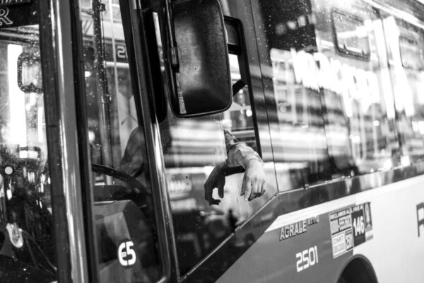 這是阿根廷布宜諾斯艾利斯一張正在行駛的巴士上的黑白照片。