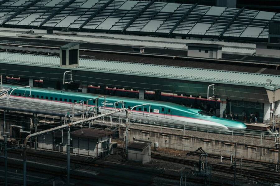 日本東京車站的高速新幹線子彈列車現代展示交通。