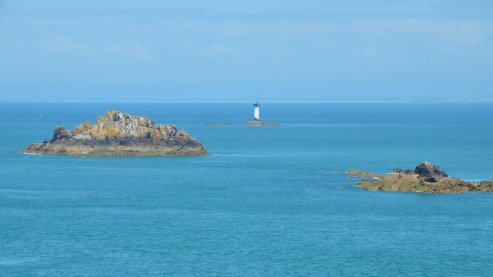 法國布列塔尼康卡勒海岸附近，寧靜的海景，可見岩石小島和燈塔。
