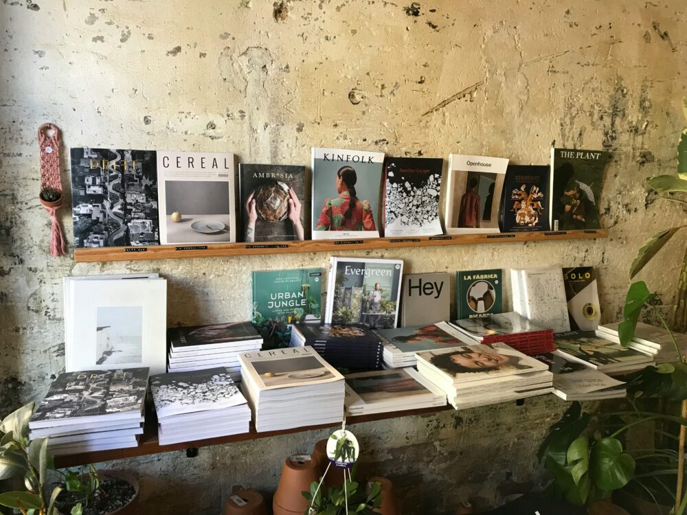 浮動架上的書籍和照片