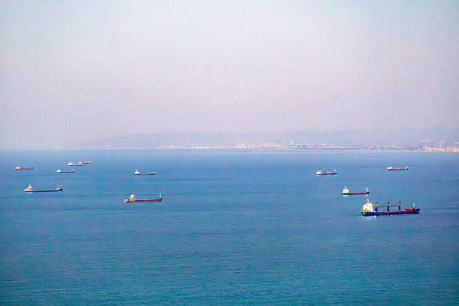 從空中俯視以色列海法灣的貨船。海面平靜，天空晴朗。