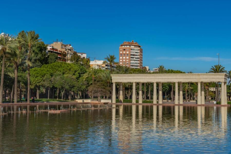 在陽光明媚的日子裡，瓦倫西亞的圖里亞花園和建築景色優美。