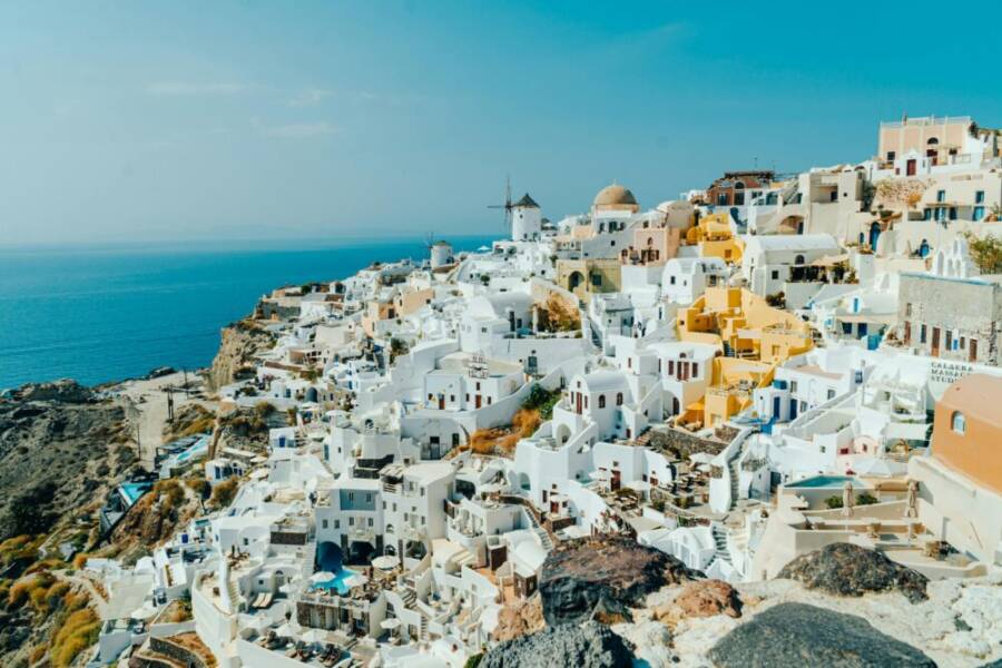 夏季，從空中俯瞰費拉標誌性的白色建築和愛琴海，景色迷人。