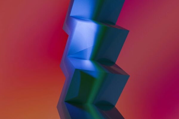 色彩繽紛的抽象3D藝術，以漸變背景上的藍色幾何立方體為特色。