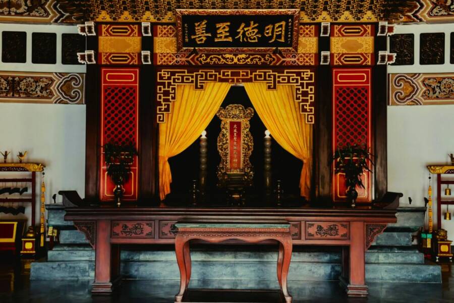 台灣寺廟內部精美的裝飾展示了豐富的水果。