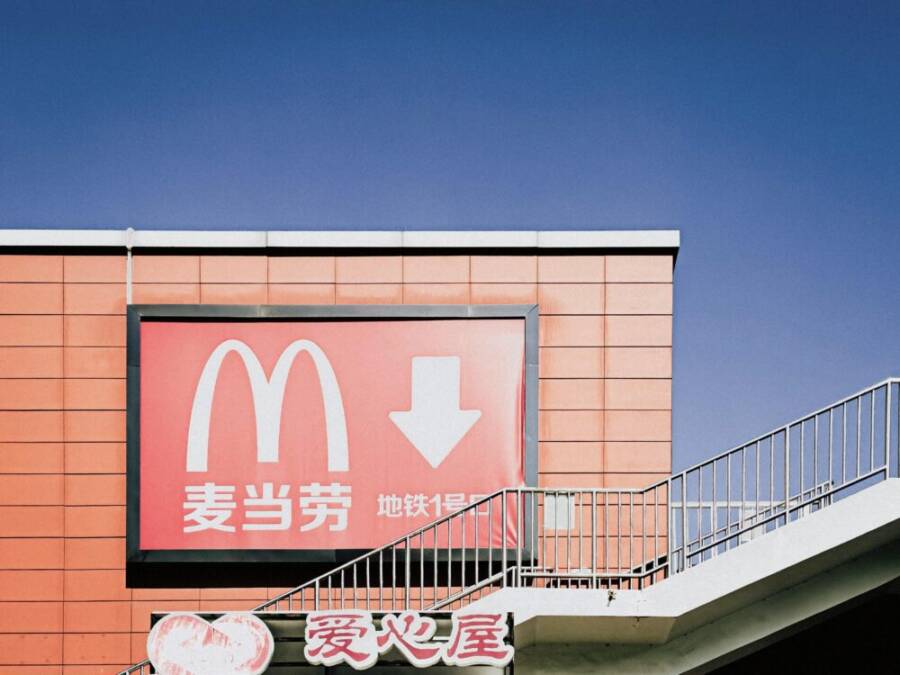 城市建築外牆醒目的戶外廣告，標有標誌​​性的品牌標誌。