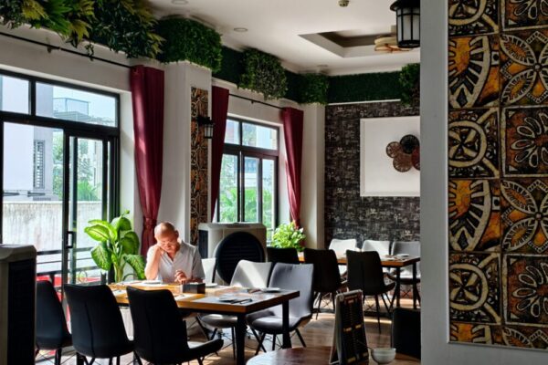 餐廳環境幽靜，有成人閱讀區和綠色公園。